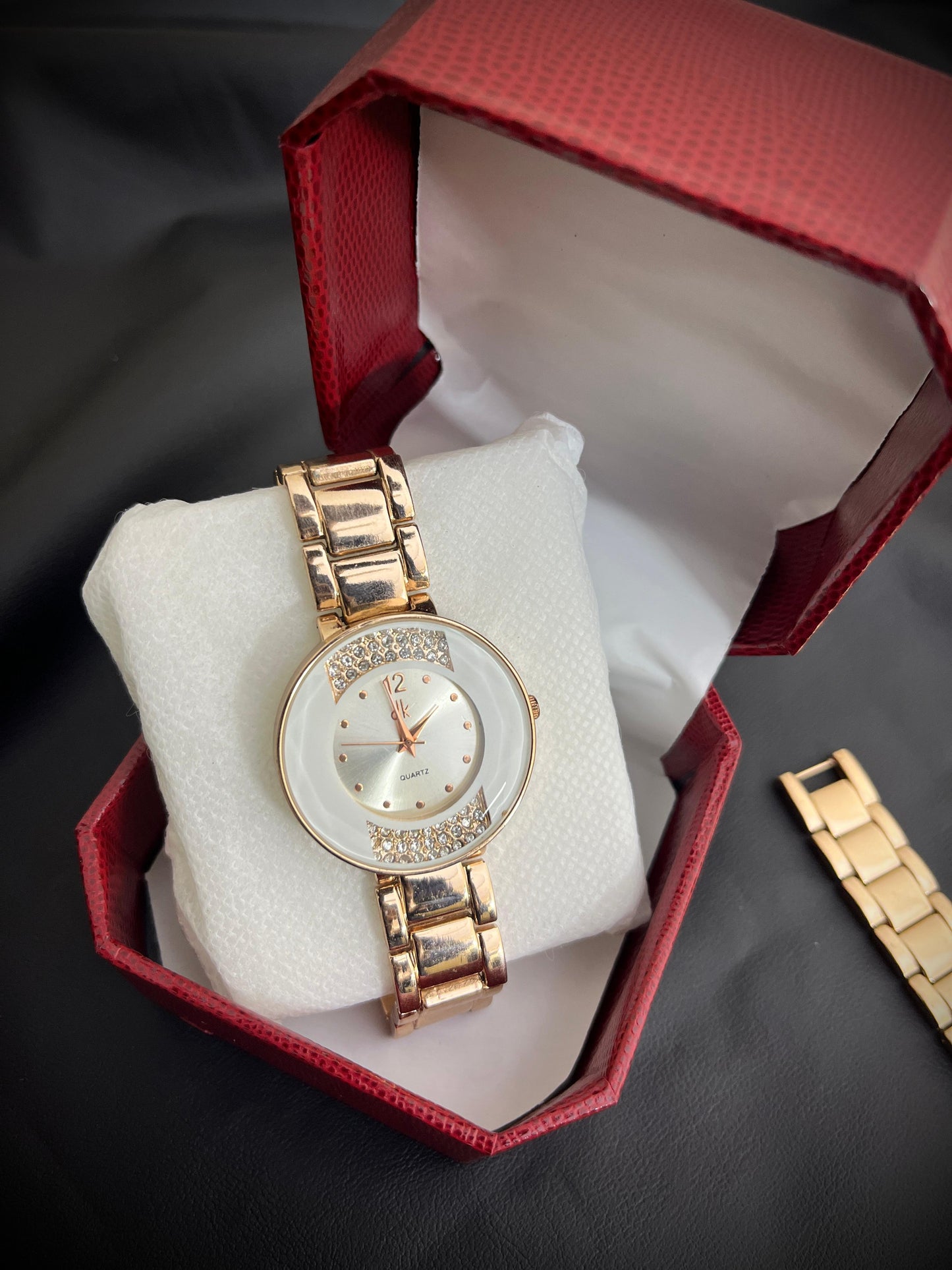 Elegant Women’s Gold Quartz Watch