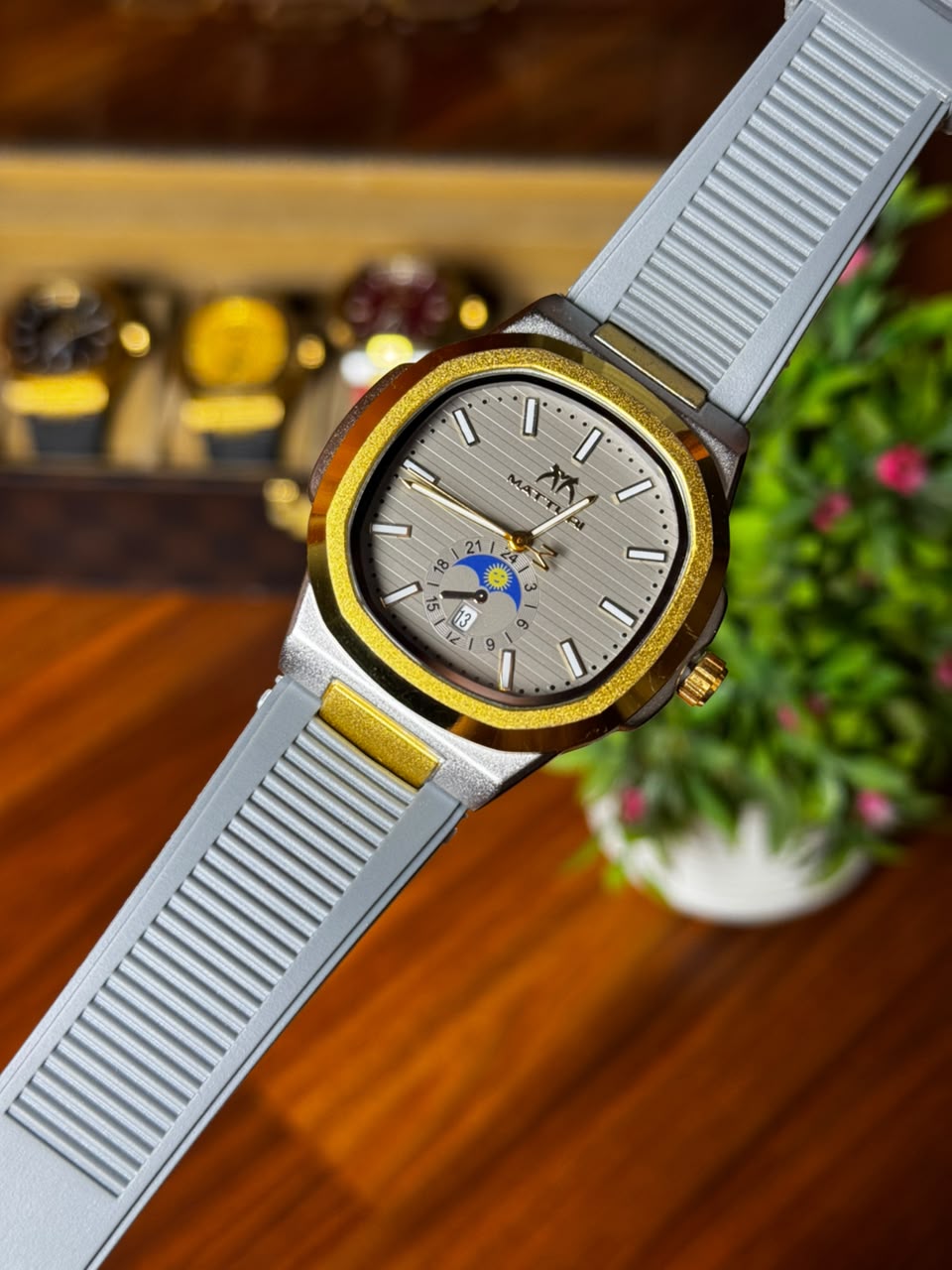 Luxury Analog Watch with Premium Silicone Strap – Modern Casual & Formal Timepiece