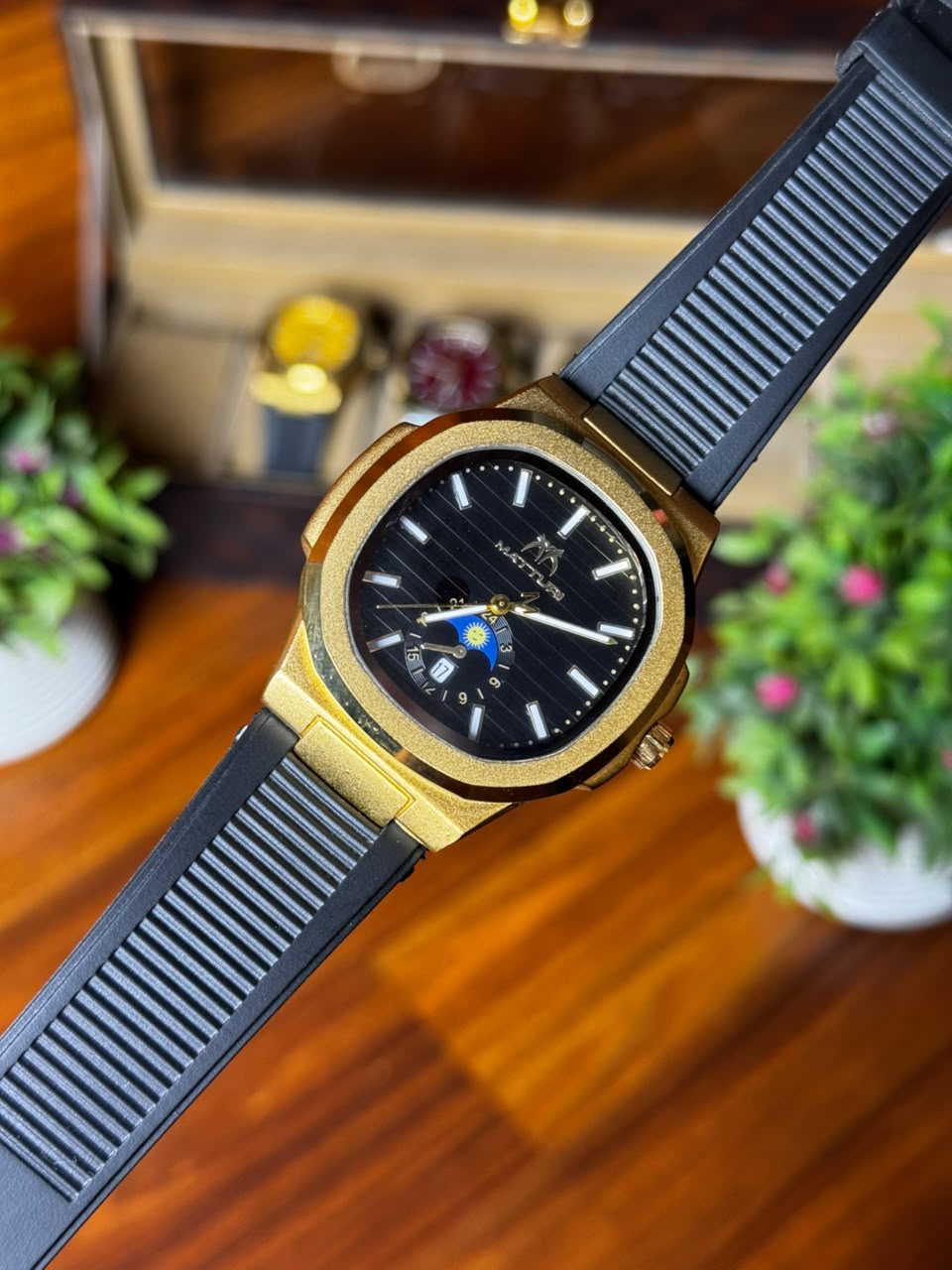 Luxury Analog Watch with Premium Silicone Strap – Modern Casual & Formal Timepiece