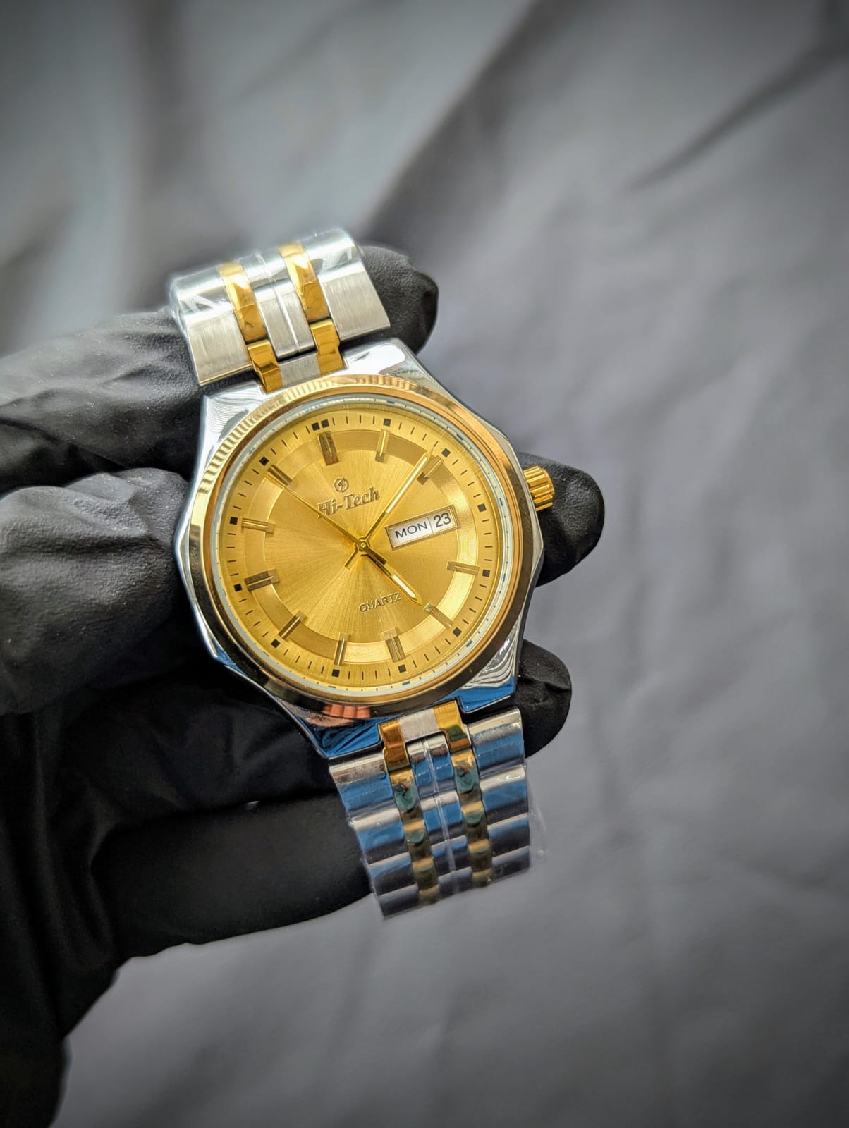 Hi-Tech™ Minimal Stainless Steel Watch with a Day & Date display